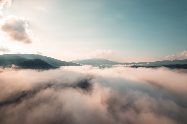 Nebbia mattutina in montagna vista dall'alto