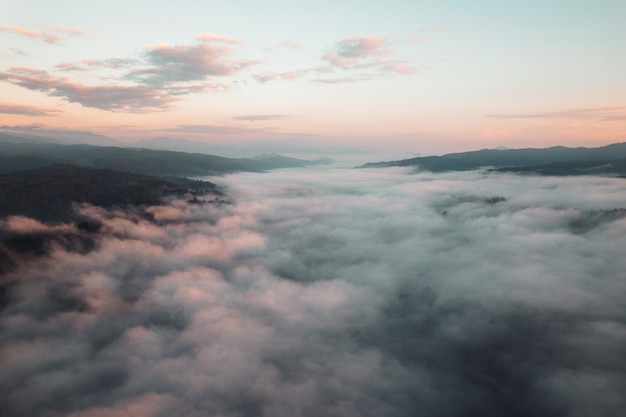 Nebbia mattutina in montagna vista dall'alto