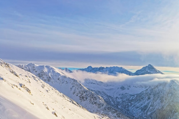 Nebbia nel Kasprowy Wierch di Zakopane nei Monti Tatra in inverno.Zakopane è una città in Polonia nei Monti Tatra.Kasprowy Wierch è una montagna a Zakopane ed è la più popolare località sciistica in Polonia