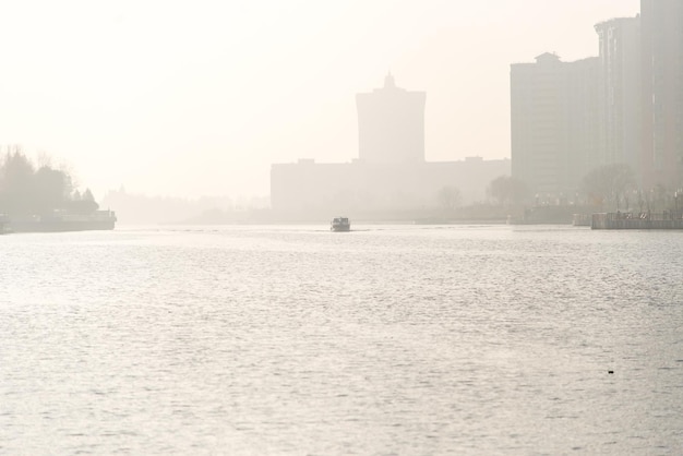 Nebbia pesante la barca galleggia sul fiume