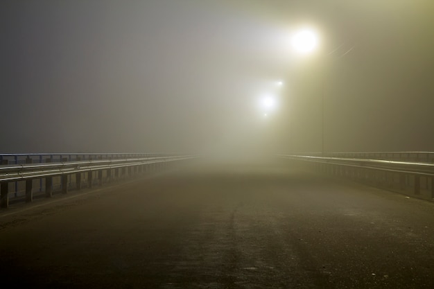 Nebbia spessa sopra strada vuota di notte