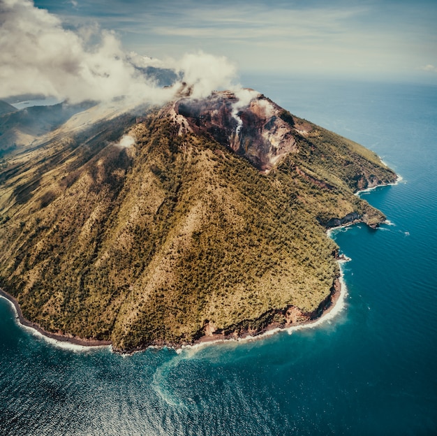 Nebbia sul vulcano indonesiano. Ripresa aerea del drone.