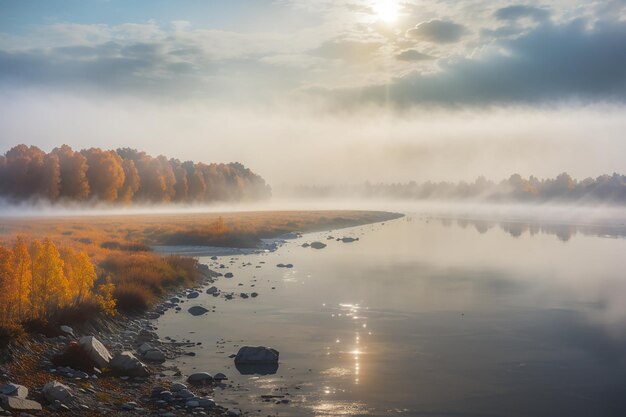 Nebbia sull'acqua su un fiume Dnieper in autunno