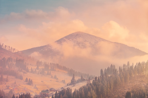 Nebbioso paesaggio autunnale