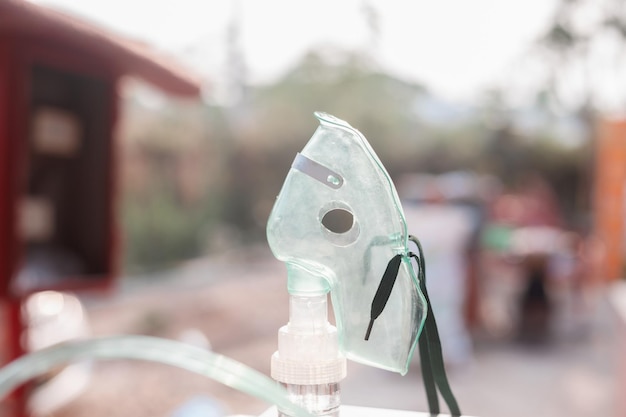 Nebulizzatore su sfocamento di sfondo maschera di ossigeno inalatore contatore di flusso di picco distanziatore nebulosa farmaci antiinfiammatori per gestire l'asma concetto di asma bronchiale