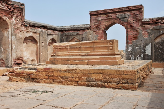 Necropoli di Makli tombe d'epoca a Thatta Pakistan