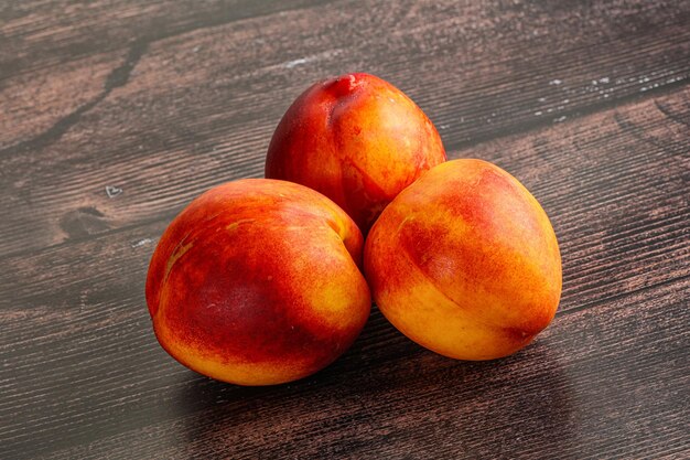 Nectarine rosse fresche e succose mature