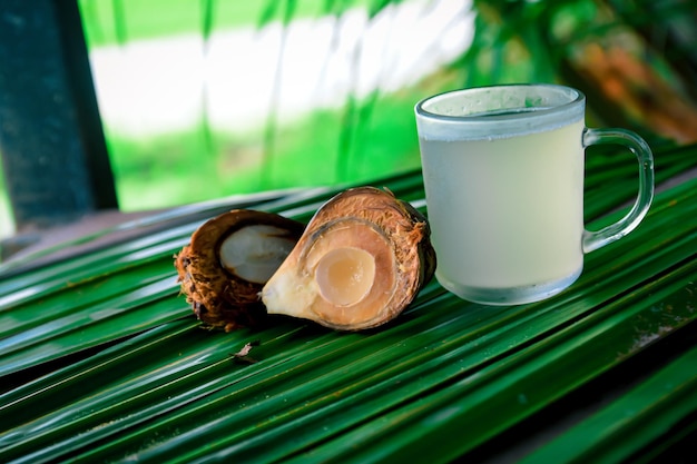 Neera è un succo o linfa dolce ottenuto picchiettando lo spadice non aperto della palma da cocco