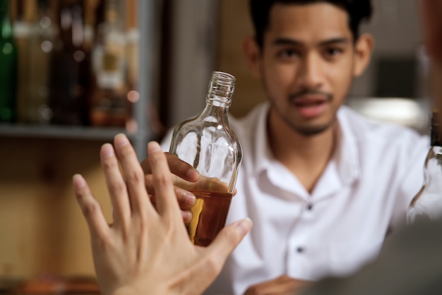 Negazione della mano alcol dall&#39;uomo seduto di fronte.