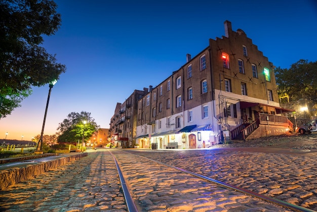 Negozi e ristoranti a River Street nel centro di Savannah in Georgia