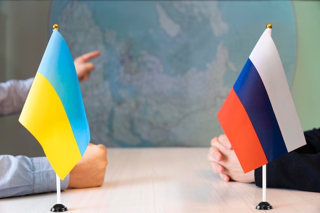 Negoziati in diplomazia Comunicazione tra i rappresentanti dei paesi dell'Ucraina e della Russia Negoziati dei diplomatici Conclusione del patto Concetto di colloqui di pace
