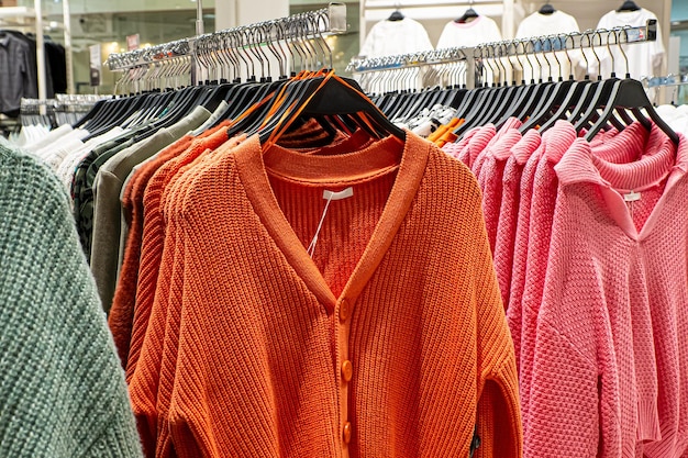 negozio di abbigliamento un maglione da donna abbigliamento casual industria tessile consumismo