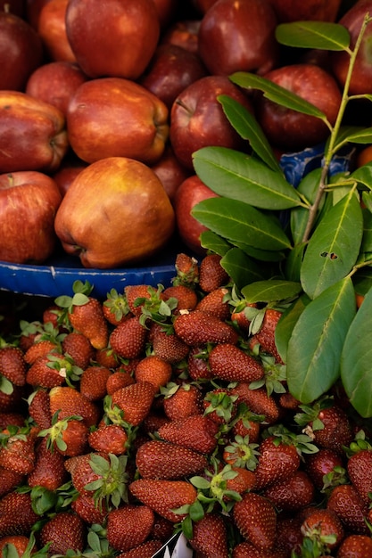 Negozio di alimentari con frutta e verdura vegetariane fresche e sane Mele rosse e fragola