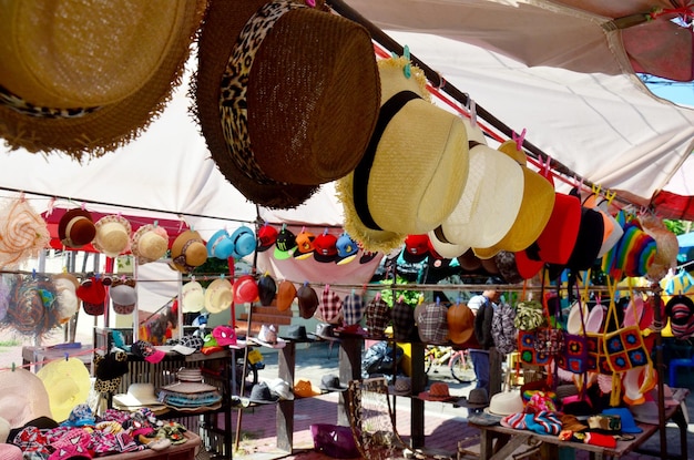 Negozio di cappelli colorati in vendita a Koh Kret Island a Nonthaburi Thailandia