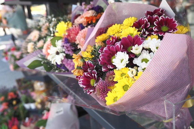 Negozio di fiori a Istanbul esposizione di fiori per la vendita al negozio di strada