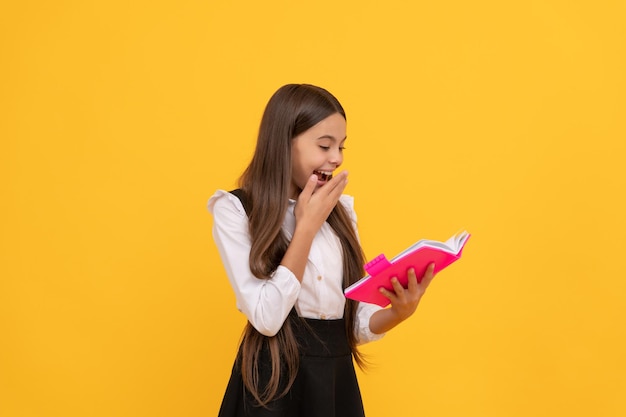 Negozio di libri letteratura per bambini lettore per bambini letteratura educativa bambino libresco nella scuola di grammatica felice ragazza adolescente leggere libro interessante secchione con il taccuino torna all'istruzione scolastica