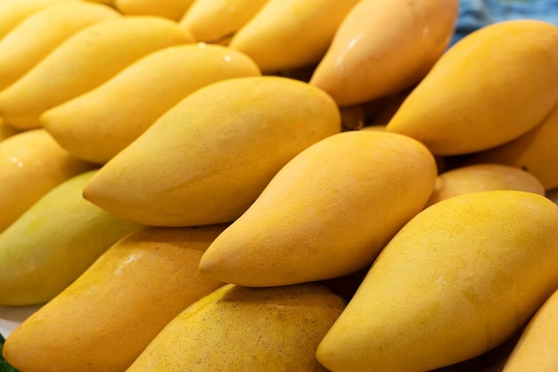 Negozio di mango sulla strada principale mango al mercato al negozio