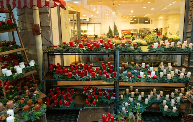 Negozio di Natale con candele e ghirlande di Natale