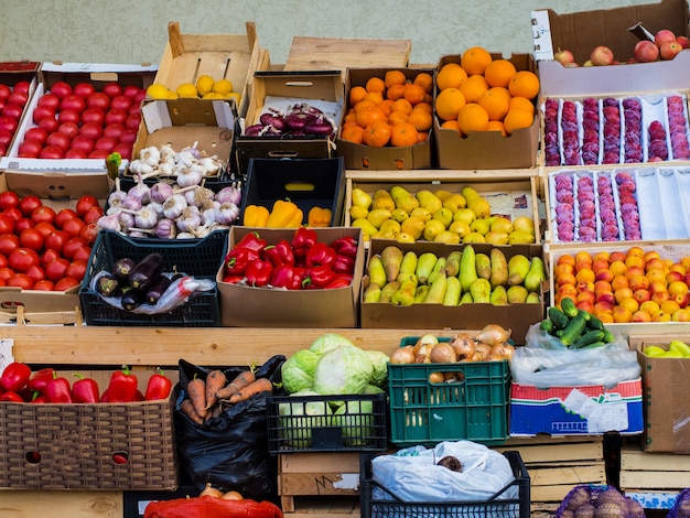 Negozio di street food con frutta e verdura