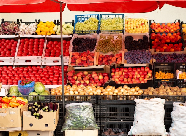 Negozio di street food con frutta e verdura