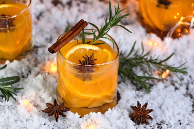 Negroni cocktail Bourbon alla cannella con succo d'arancia e anice stellato