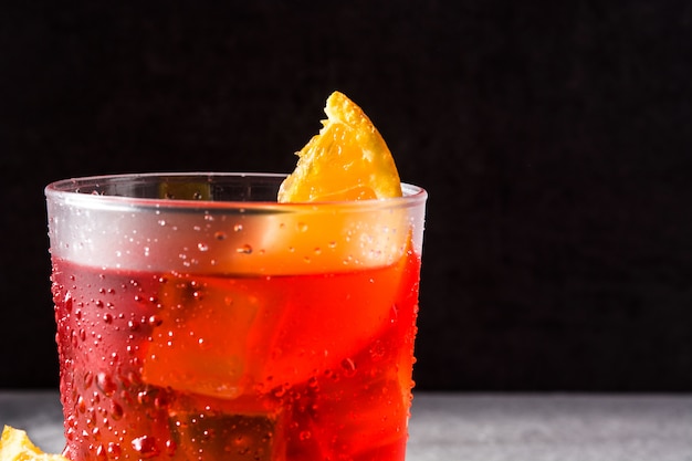 Negroni cocktail con pezzo di arancia