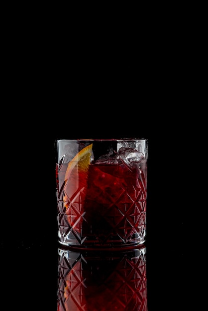 Negroni cocktail su uno sfondo nero