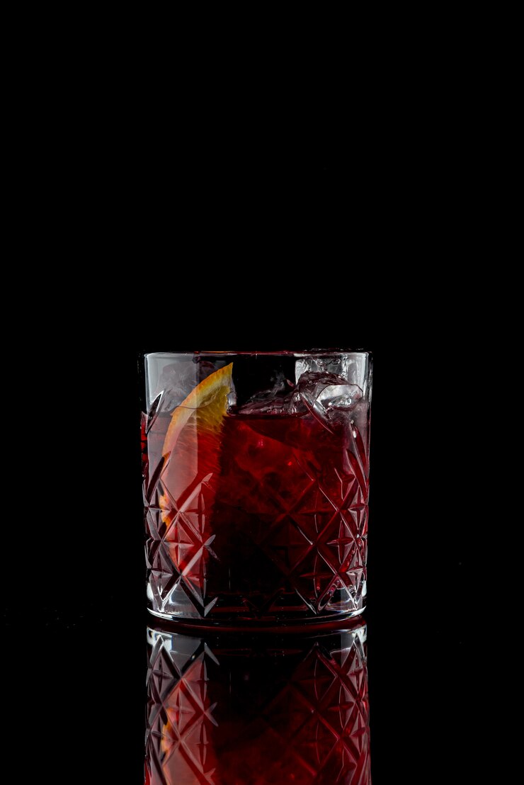 Negroni cocktail su uno sfondo nero
