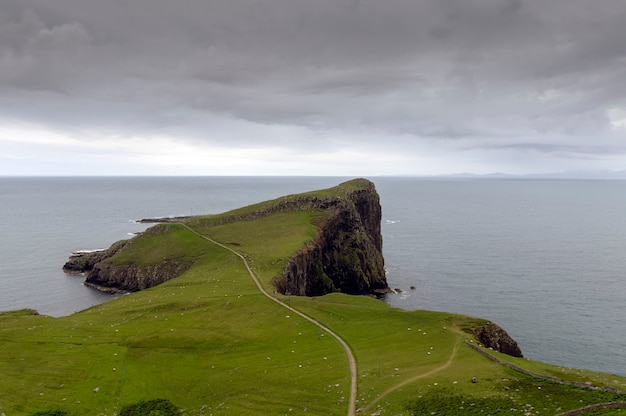 Neist Point in una giornata nuvolosa. Isola di Skye in Scozia