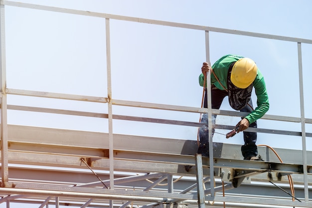 Nel cantiere, i saldatori al lavoro sul tetto.