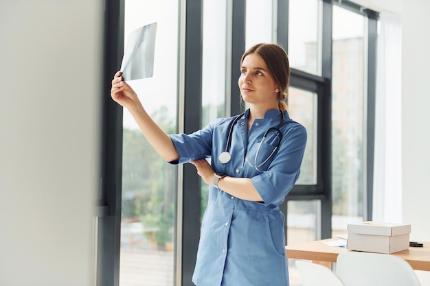 Nel gabinetto della clinica La giovane dottoressa in uniforme è al chiuso