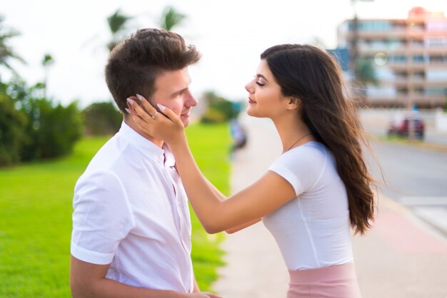 Nel giorno di San Valentino Coppia giovane all&#39;aperto