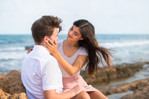 Nel giorno di San Valentino Coppia giovane all&#39;aperto