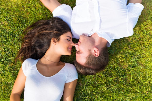 Nel giorno di San Valentino Coppia giovane all&#39;aperto