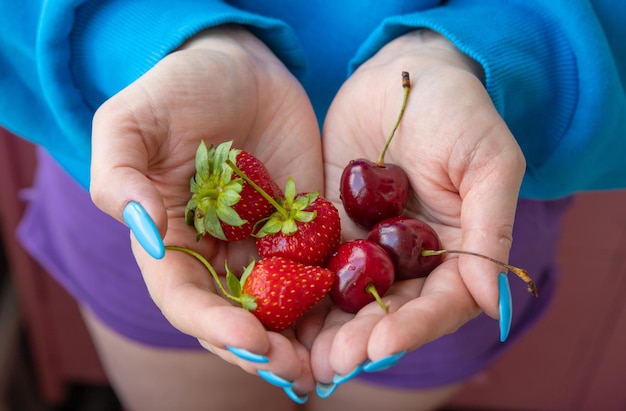 Nel palmo di alcune fragole e ciliegie