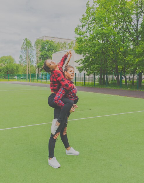 Nel parco giochi della scuola concediti due belle ragazze.