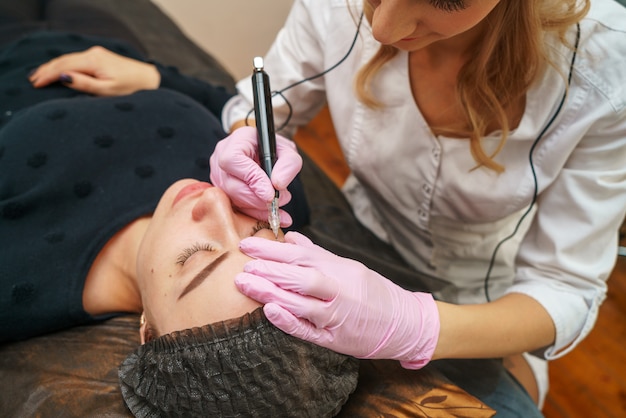 Nel salone di bellezza del tatuatore bellissimo cliente felice.