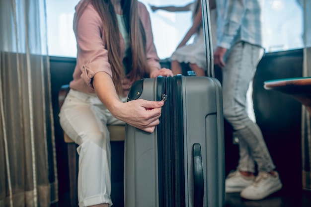 Nell'albergo. La famiglia è arrivata in hotel per le vacanze