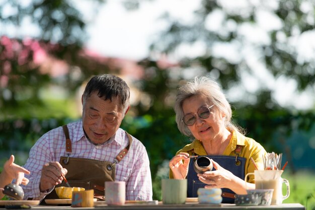 Nella bottega di ceramica una coppia di pensionati asiatici si occupa di fare ceramica e dipingere in argilla