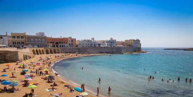 Nella località più cool della Puglia (Sud Italia), un panorama costiero con un meraviglioso cielo azzurro