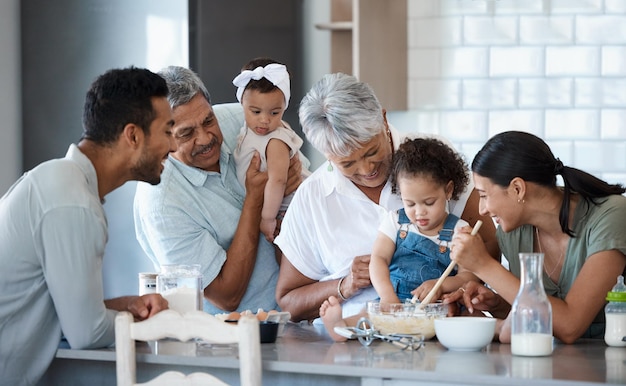 Nella nostra casa, la cucina è la camera familiare. Inquadratura di una famiglia multigenerazionale che cuoce insieme in cucina.