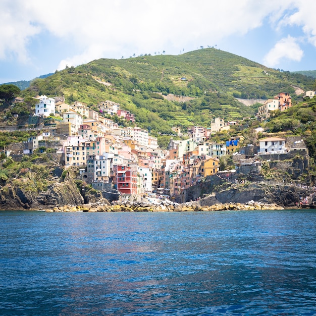 Nelle Cinque Terre, Rio Maggiore è uno dei borghi più belli per la disposizione a V delle case rurali