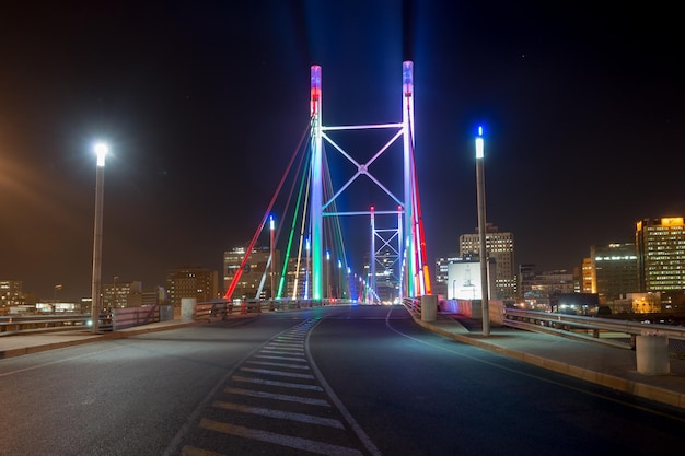 Nelson Mandela Bridge di notte Il ponte Nelson Mandela lungo 284 metri aperto ufficialmente da Nelson Mandela stesso che attraversa le 40 linee ferroviarie che si trovano sparse sotto la sua campata