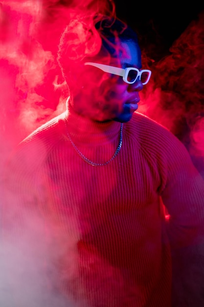 Neon hipster moda moderna discoteca festa fiducioso uomo attraente ritratto nel flusso di fumo vivido