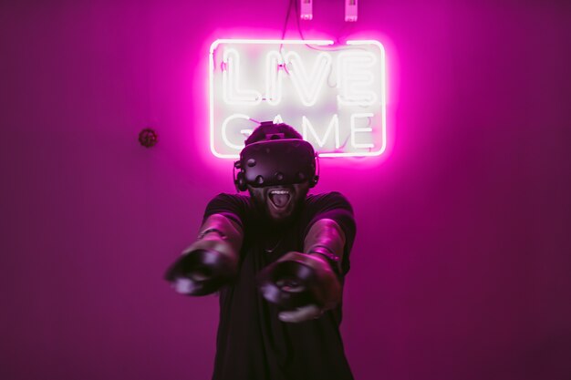 Neon in stile cyberpunk e mondo digitale