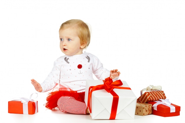 Neonata e regalo isolati su bianco