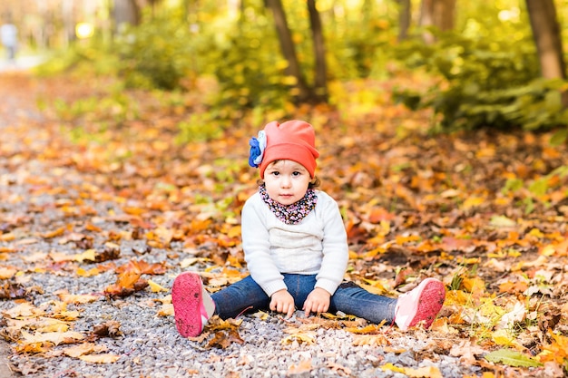 Neonata sveglia nella foresta di autunno.