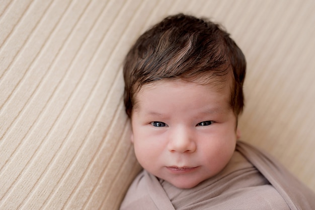 Neonato addormentato. Concetto sano e medico. Bambino in buona salute, concetto di ospedale e maternità felice. Bambino neonato. Buona gravidanza e parto. Tema per bambini. Articoli per neonati e bambini