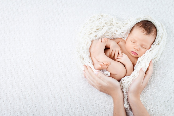 Foto neonato addormentato nelle mani della madre
