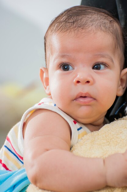 Neonato adorabile che distoglie lo sguardo